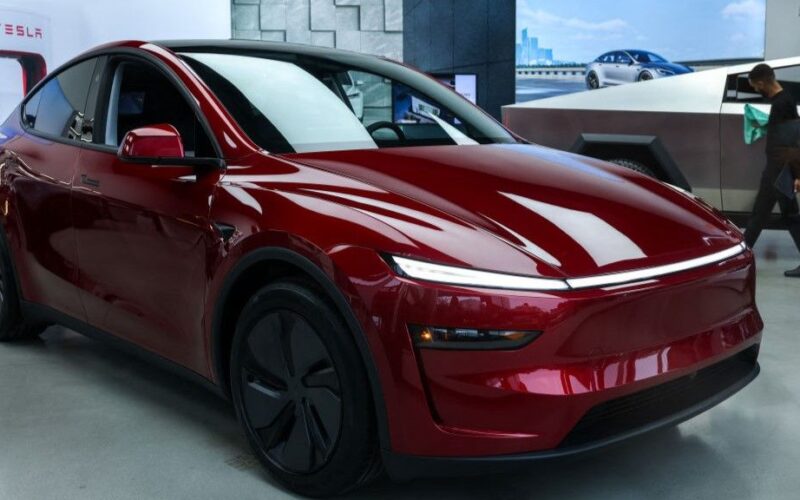 🚗 Tesla Officially Enters Indian Market with Mumbai Showroom and Model Y Launch