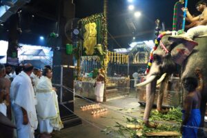 रिलायंस इंडस्ट्रीज के चेयरमैन मुकेश अंबानी ने हिंदुओं के प्रसिद्ध तीर्थस्थल श्रीनाथजी की नगरी नाथद्वारा में