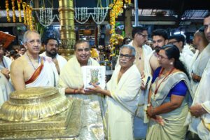 रिलायंस इंडस्ट्रीज के चेयरमैन मुकेश अंबानी ने हिंदुओं के प्रसिद्ध तीर्थस्थल श्रीनाथजी की नगरी नाथद्वारा में